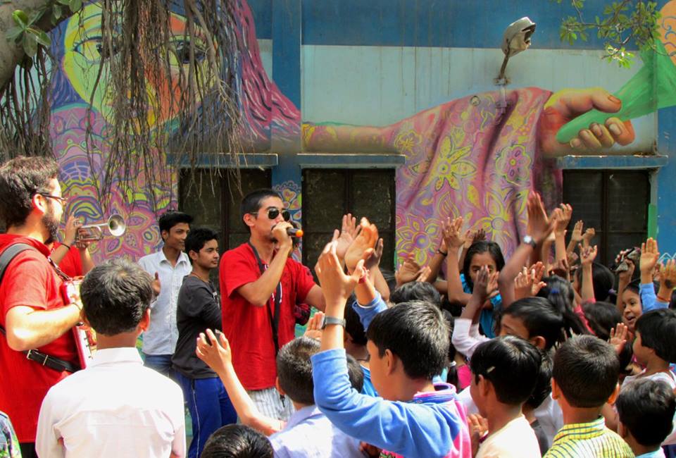 Duberly realizando una actividad musical comunitaria en India con niñas y niños.