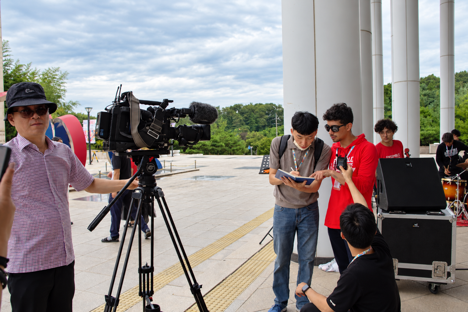 Duberly coordinando con un equipo de producción y medios en Corea del Sur.