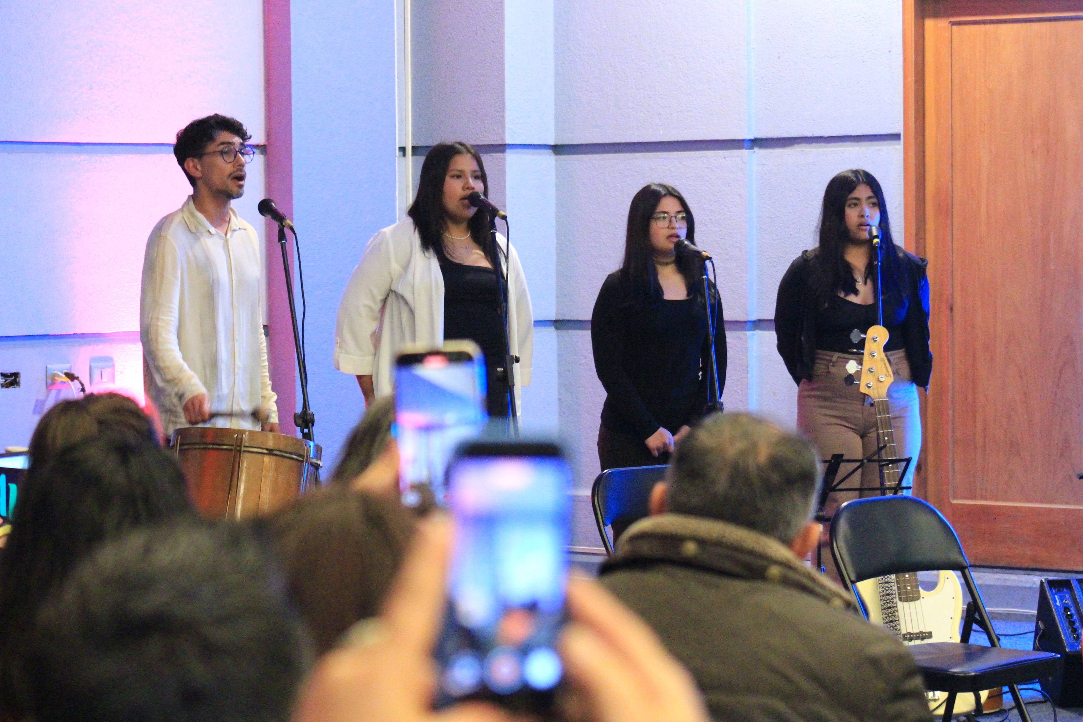 Intérpretes vocales de ECAV durante una intervención musical ante el público.