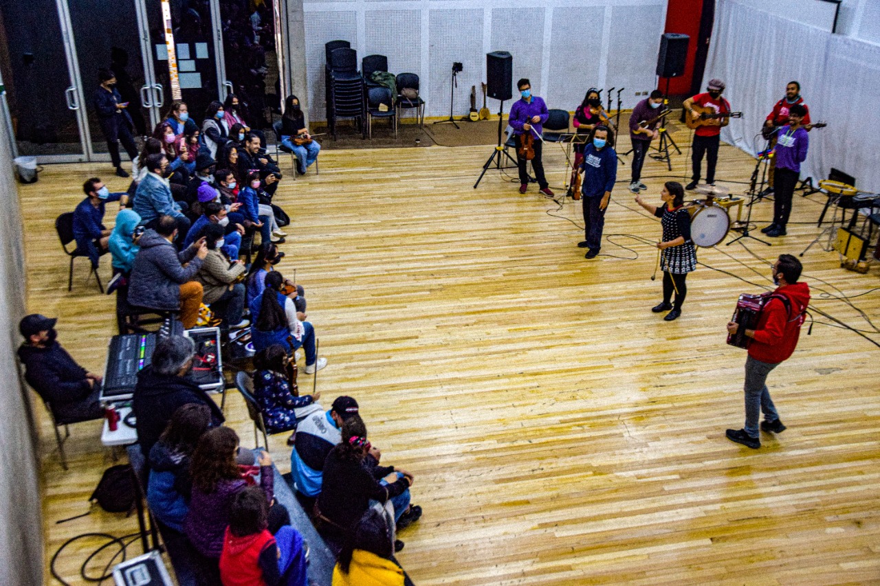 Experiencia de mediación musical con intérpretes y público en un espacio cultural.