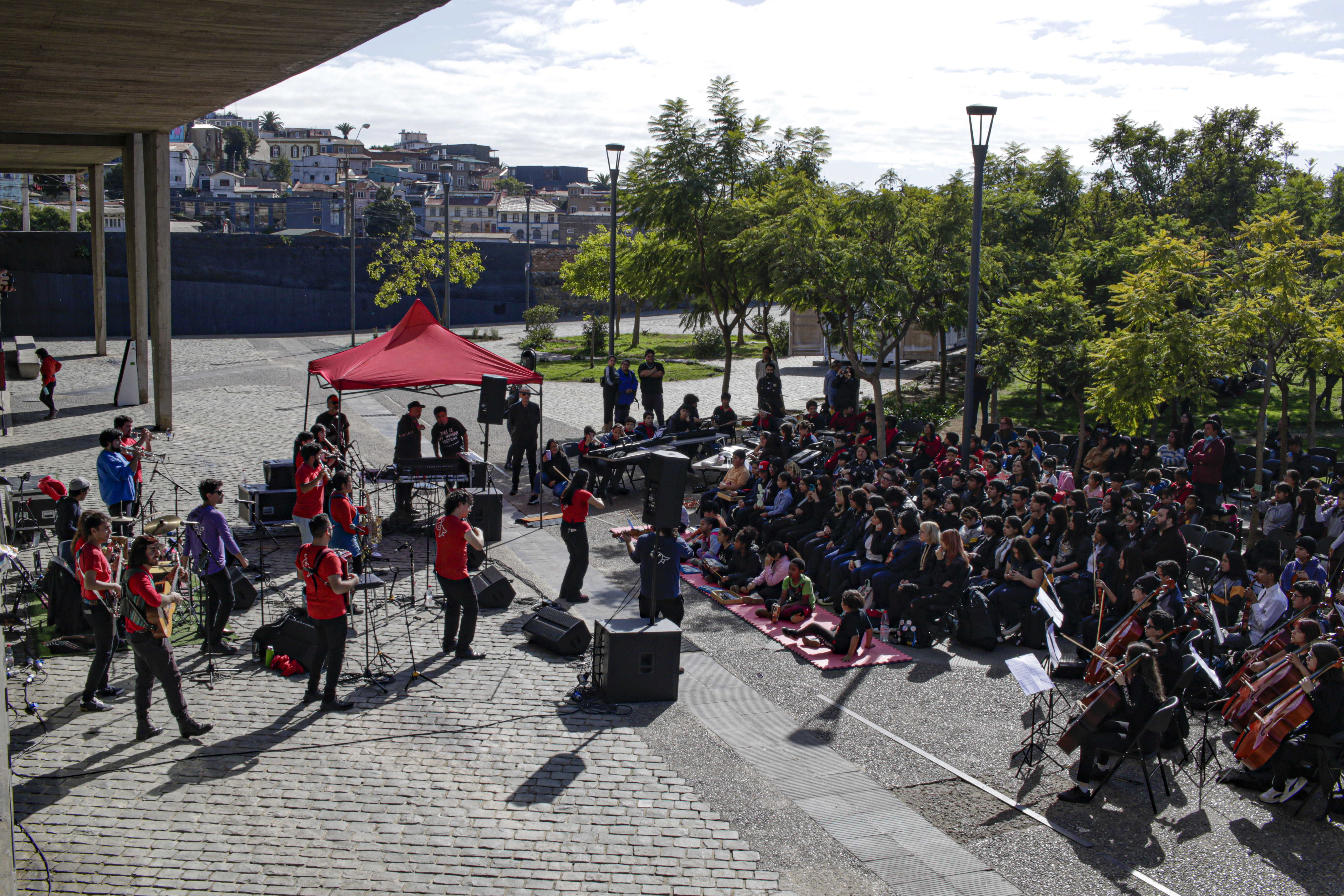 Concierto educativo al aire libre con músicos, estudiantes y público en Valparaíso.