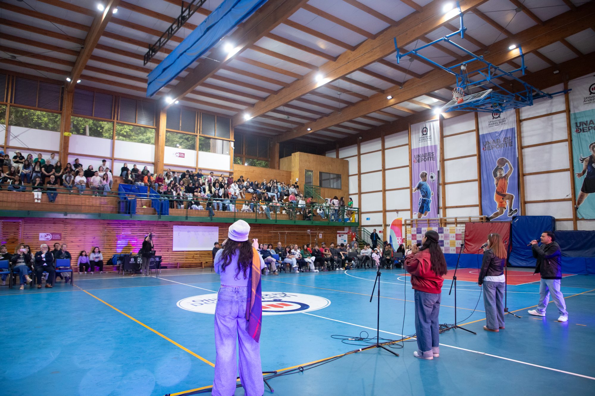 Presentación grupal sobre el escenario en experiencia UNAB.