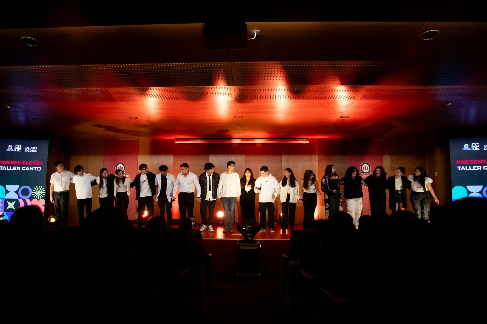 Estudiantes del Taller de Canto saludando al público al finalizar una presentación en la Universidad Andrés Bello.
