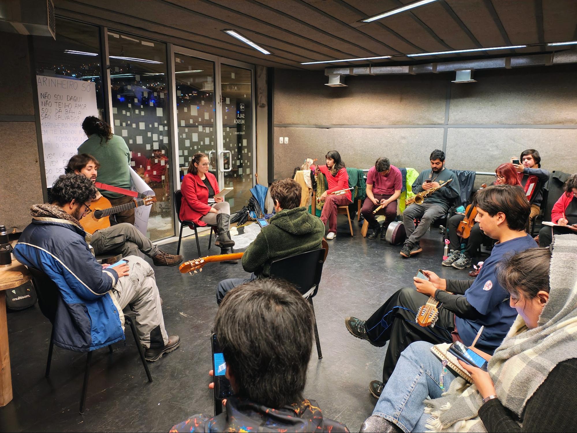 Integrantes de la Orquesta Folk reunidos en una instancia de aprendizaje colectivo.