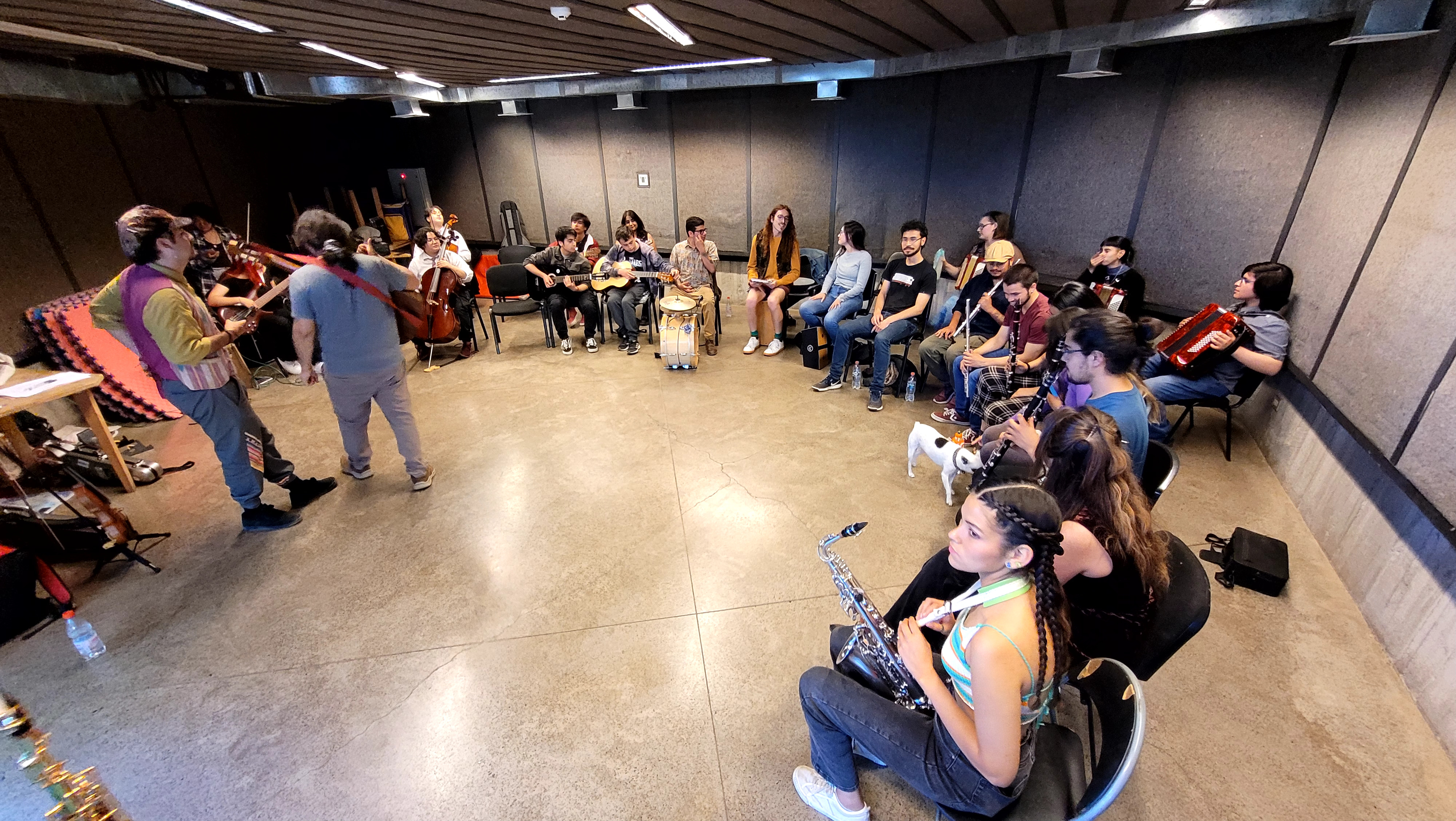 Músicos e integrantes de la Orquesta Folk participando en una experiencia de mediación.