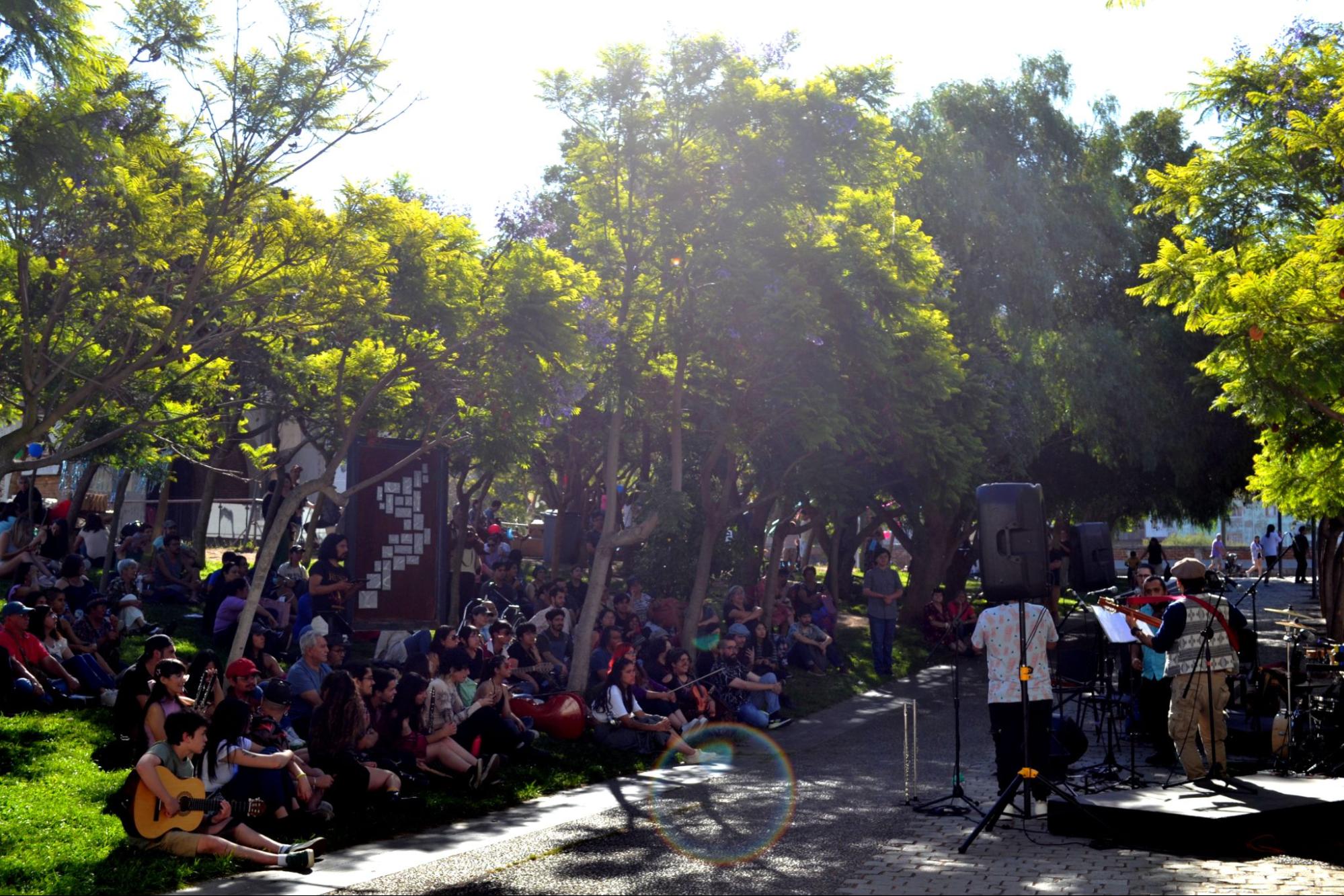 Público reunido al aire libre durante una presentación de la Orquesta Folk.