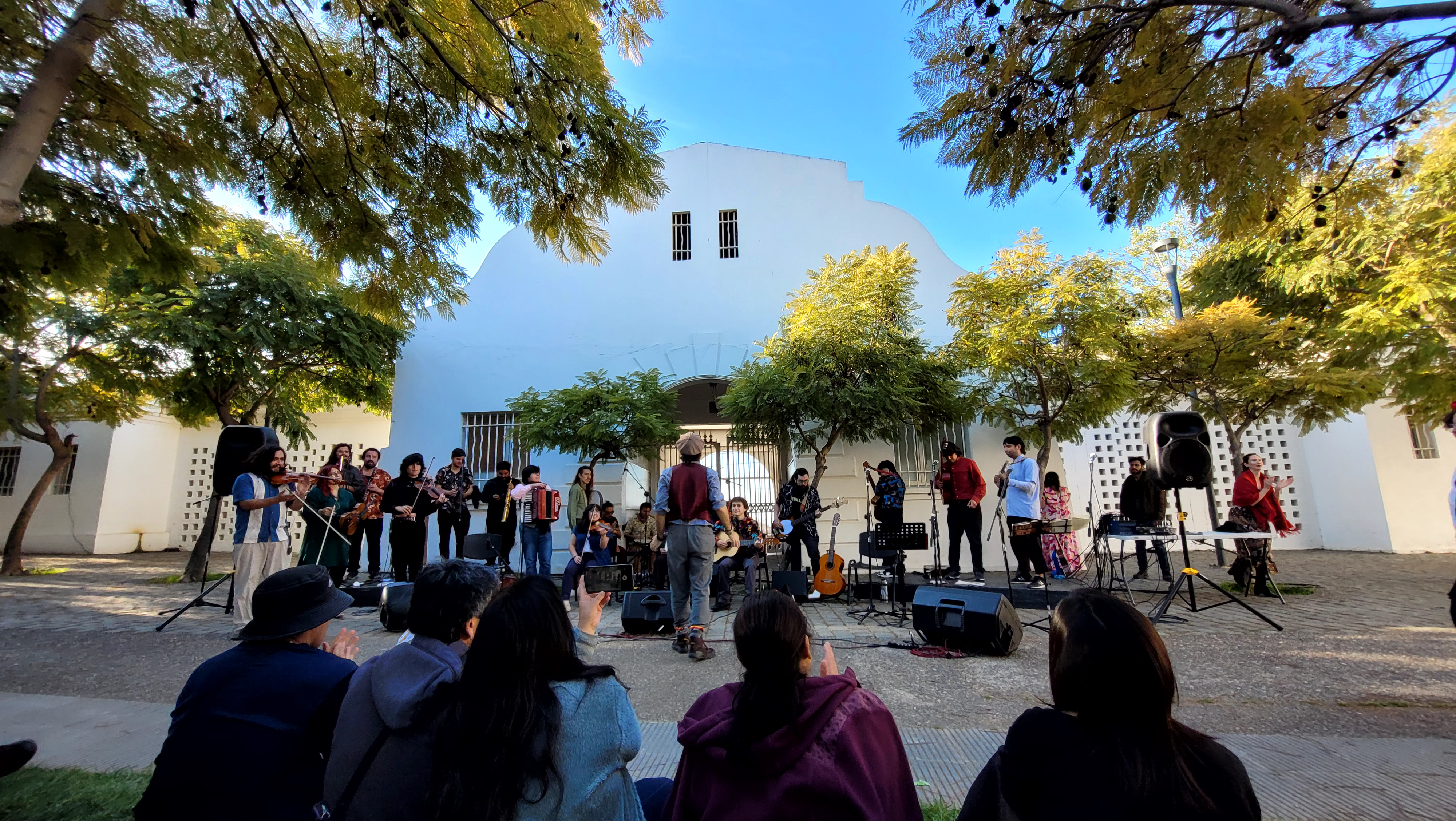 Orquesta Folk interpretando música al aire libre frente al público en el Parque Cultural de Valparaíso.